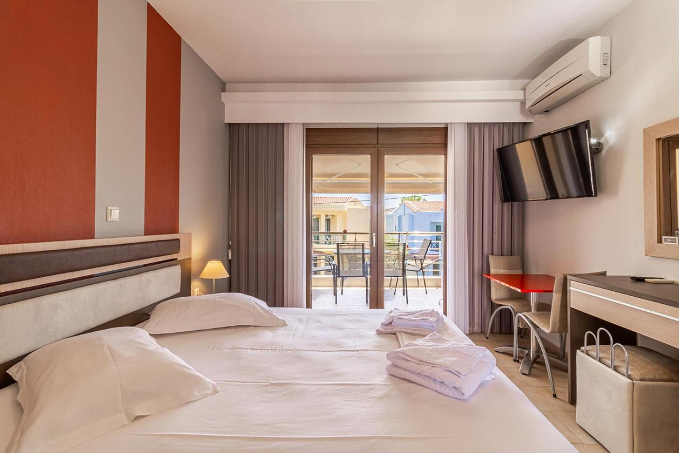 Dafni'S Seaside Luxury Studios Nikíti Kültér fotó
